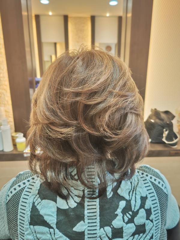 大人女性ミディアムパーマレイヤースタイル