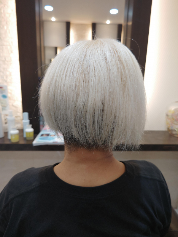 大人女子白髪活かすボブ