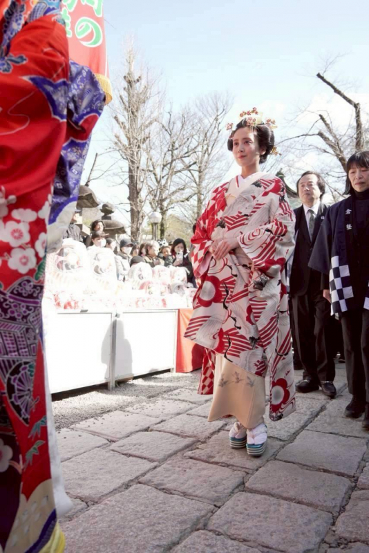 深大寺だるま市お練り歩きに私とりかさんで参加させていただきました。